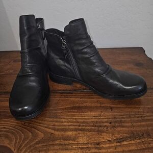 NWOB Sofft Black Leather Ankle Boots Small Heel & So Comfy! Women's Size 11